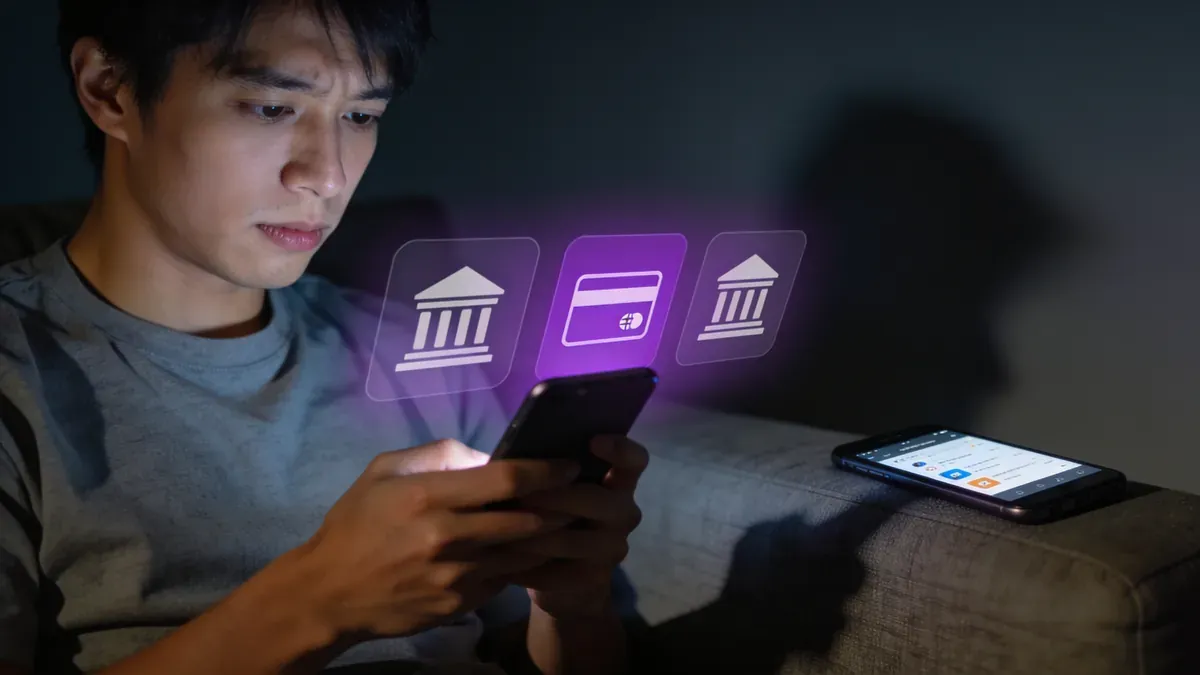Pessoa jovem consultando app de banco no celular à noite, preocupação genuína, ícones de apps bancários na tela.