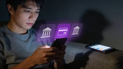 Pessoa jovem consultando app de banco no celular à noite, preocupação genuína, ícones de apps bancários na tela.