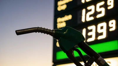 Fed sobe juros e Selic cai no mesmo dia: dólar mais caro pode pesar na gasolina